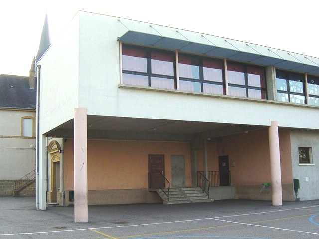 Schule mit Eingang