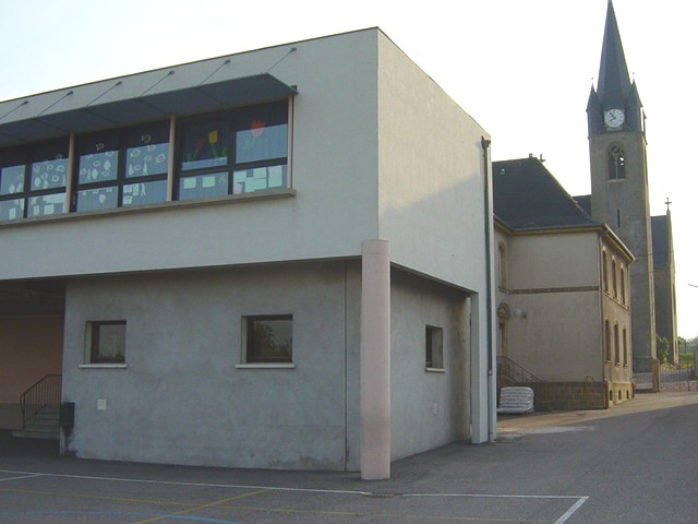 Schule mit Kirche